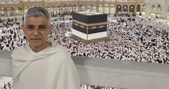 عمدة لندن صادق خان يؤدى مناسك الحج.. ويؤكد: تجربة روحية تغير الحياة