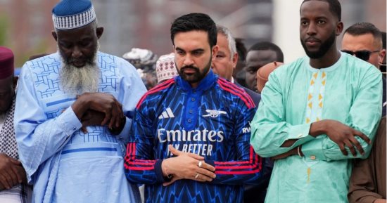 عمدة نيويورك يحتفل بعيد الأضحى مرتدياً قميص أرسنال..ما القصة؟