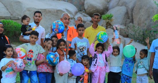 حدائق أسوان توزع هدايا وبالونات وألعاب على الأطفال فى العيد.. صور