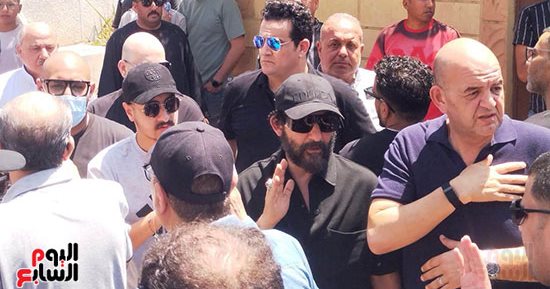 أحمد حلمى يعلن اقتصار عزاء والدته على المقابر فقط وخلال تشييع جثمانها.. صور
