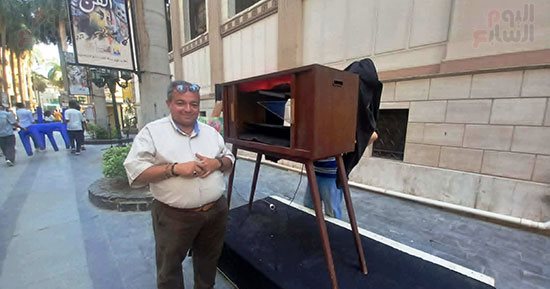 قرب واتفرج.. عودة صندوق الدنيا بشكل عصرى يخطف الأنظار فى شارع الفن "صور"