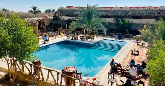 سيوة تستقبل زوار العيد بعروض سياحية وإقبال متزايد على الفنادق والكامبات