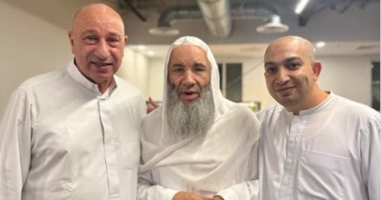 محمود الخطيب يؤدى مناسك الحج برفقة محمد حسان