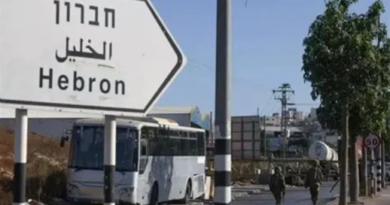 الاحتلال يواصل فرض حظر التجول ببلدة بيت أمر شمال الخليل ويقتحم عدة مناطق بالضفة