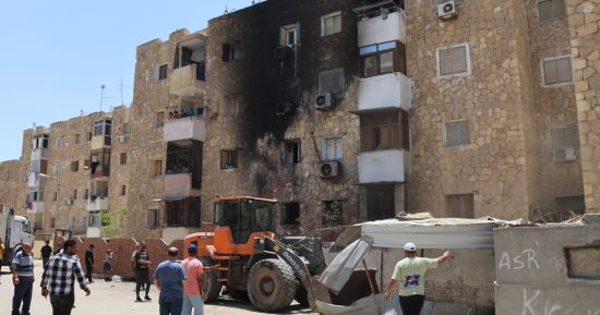 لجنة هندسية متخصصة تعاين عقارا بحى ثالث الإسماعيلية عقب حريق بالدور الأرضى