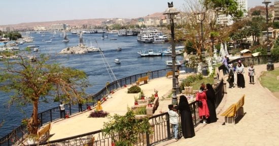 حديقة فريال بأسوان.. هدية ملكية تحولت إلى متنفس للأسر على النيل