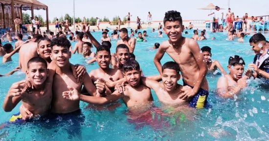حمامات السباحة متنفس الأهالى فى العيد بقنا.. أجواء آمنة للهروب من الحر.. صور