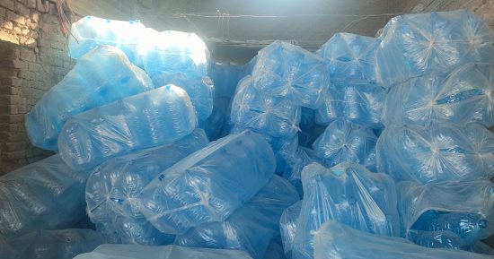 ضبط مصنع مياه غير مرخص بالعين السخنة وتحريز 1100 قارورة مخالفة