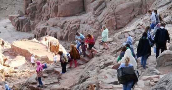 سانت كاترين تستقبل 520 سائحا من مختلف الجنسيات لزيارة دير سانت كاترين وجبل موسى