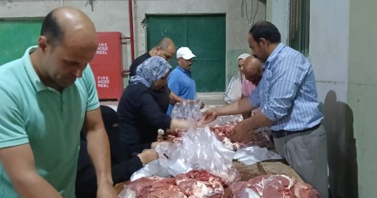 استمرار توزيع لحوم الأضاحي على الأسر الأولى بالرعاية بالإسماعيلية