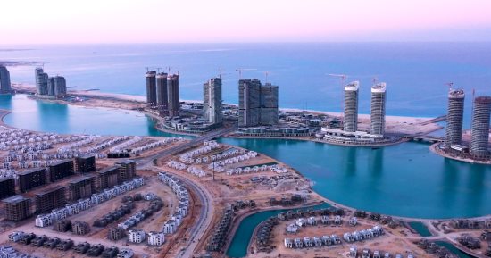 العلمين الجديدة تكتب قصة نجاح مصرية على البحر المتوسط.. نواب وخبراء سياحة: المدينة تحولت إلى عاصمة للاستثمار والسياحة الراقية.. أصبحت مركزا إقليميا للتنمية المستدامة.. وتملك مقومات لاستقبال ملايين الزوار سنويا