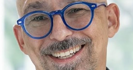 مؤلف كتاب "مستقبل الحقيقة" يدافع عن نفسه بعد استخدام الذكاء الاصطناعي