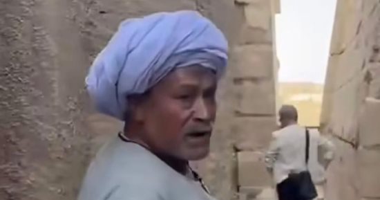 وفاة حارس معبد الكرنك مبارك عبد الباسط بعد أيام من واقعة إكرامية سائح.. اعرف القصة