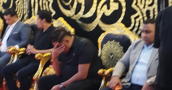 دموع وحزن حمو بيكا أثناء تلقيه عزاء والده بالإسكندرية.. فيديو