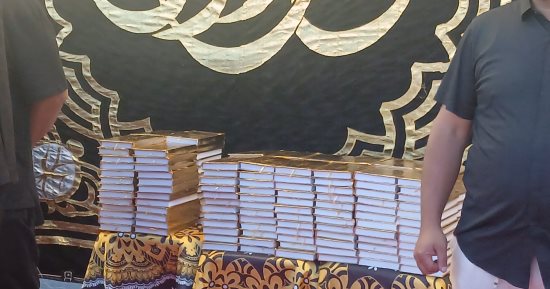 حمو بيكا يوزع 1000 مصحف في عزاء والده بالإسكندرية.. فيديو