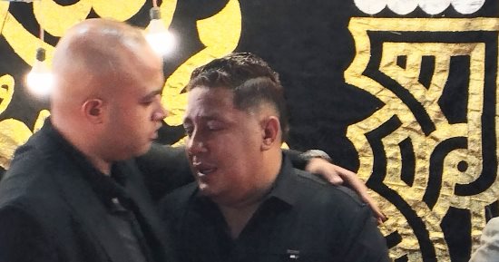 مش قادر يقف على رجله.. الحزن يسيطر على حمو بيكا في عزاء والده.. فيديو