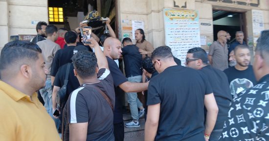 محمود الليثي ورضا البحرواي فى تشييع جثمان والد حمو بيكا بالإسكندرية.. صور وفيديو
