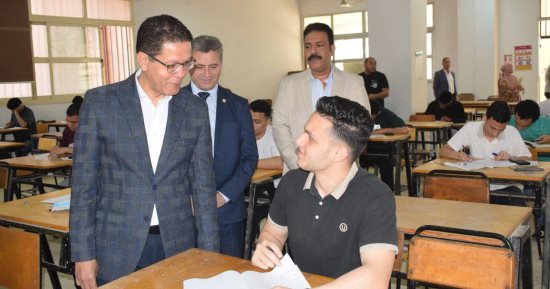 رئيس جامعة بنها يتفقد انتظام الامتحانات بكليات العلاج الطبيعى والعلوم والهندسة