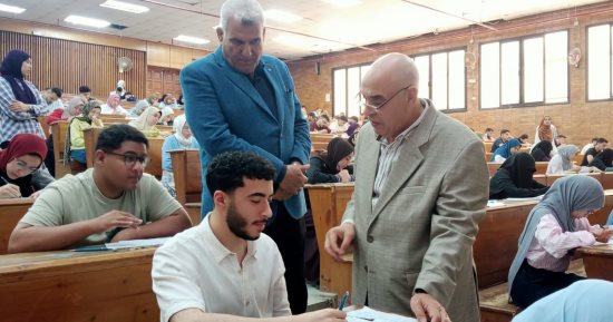 نائب رئيس جامعة دمنهور يتفقد امتحانات الفصل الثانى بكليات الطب البيطرى 