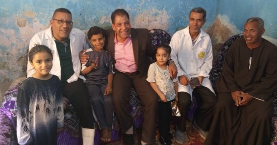 بيطرى الأقصر يطمئن على طفل عقره كلب ويقود حملة لتحصين الكلاب الضالة.. صور