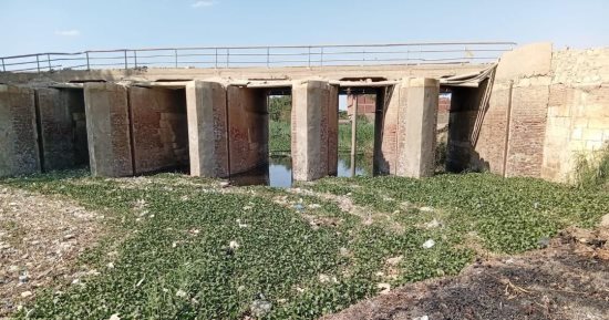 أهالى العياط يطالبون محافظتى الجيزة وبنى سويف بسرعة التدخل لاحتواء تلوث مصرف اللبينى