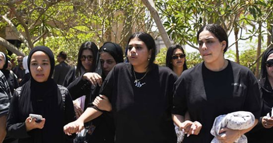 وصول جثمان سهام جلال لمسجد حسن الشربتلي تمهيدًا لصلاة الجنازة
