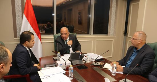 وزير الكهرباء يتابع مع "تحيا مصر القابضة" تنفيذ مشروعات طاقة متجددة 