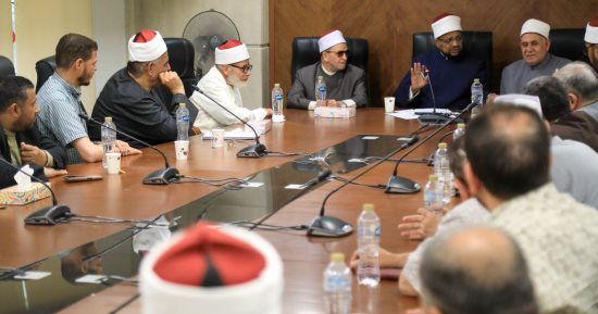 أمين البحوث الإسلامية يجتمع بأعضاء لجنة مراجعة طباعة المصحف