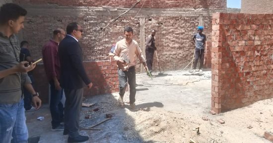 إزالة سقف دور مخالف بعقار فى العجوزة واتخاذ الإجراءات القانونية.. صور