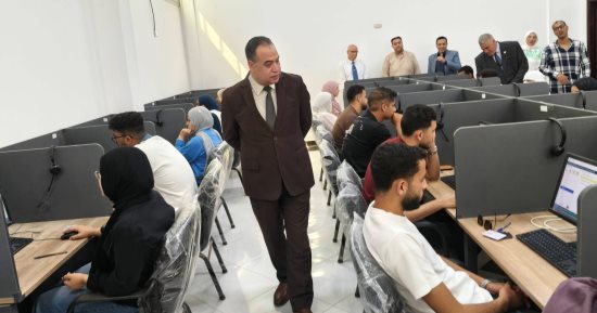 رئيس جامعة العريش يتفقد سير الاختبارات الإلكترونية