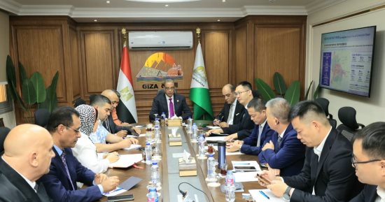 محافظ الجيزة يلتقى وفدا من منطقة شيوتشو الصينية لبحث التعاون الثنائى
