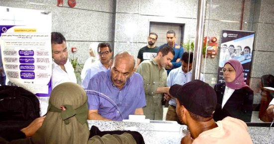 محافظ السويس يشدد على سرعة الاستجابة لشكاوى المواطنين بالمركز التكنولوجى