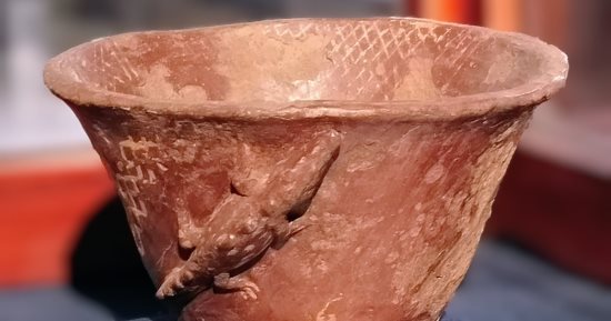 مقتنيات المتحف المصرى.. وعاء مزخرف بالتماسيح