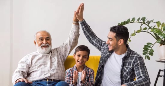 لما تبقى أب هتفهم.. 6 تفاصيل تتغير فى علاقتنا بأهلنا بعد الإنجاب