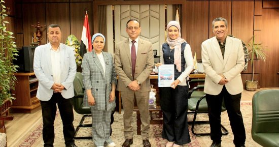 آداب أسيوط تعرض إصدارا علميا دوليا خلال لقاء نائب رئيس الجامعة للدراسات العليا