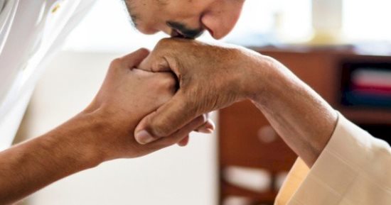 أمين الفتوى بدار الإفتاء: تقبيل يد الوالدين وكبار السن من صور البر والتوقير