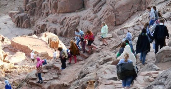 230 سائحا من مختلف الجنسيات لزيارة دير سانت كاترين وجبل موسى