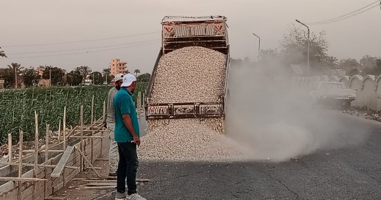إنشاء سور خرسانى على ترعة المريوطية للحد من الحوادث.. صور