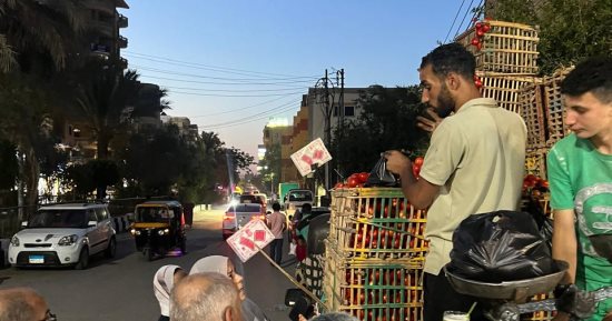 سيارات الطماطم تجوب شوارع الدقهلية للبيع بـ 10 جنيه للمواطنين.. فيديو وصور