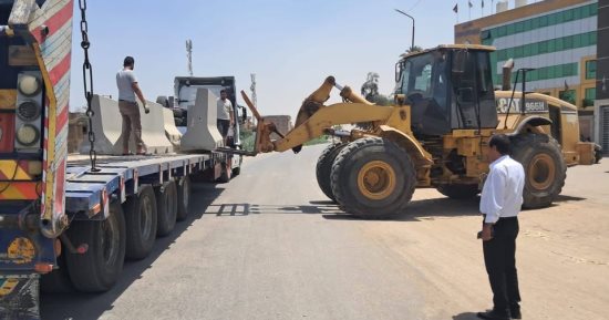 تركيب حواجز على جانبى ترعة المريوطية فى أبو النمرس.. صور