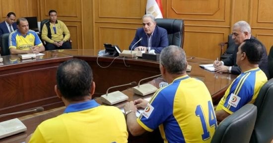 محافظ الإسماعيلية يجتمع بقدامى الدراويش لبحث سبل إنقاذ الفريق