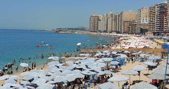 هربا من حرارة الجو.. إقبال على شواطئ الإسكندرية فى الإجازات.. الشواطئ الشرقية ترفع الراية الخضراء وتسمح بالسباحة والألعاب المائية.. الشواطئ المجانية الأكثر إقبالا والهانوفيل يرفع لافتة كامل العدد.. فيديو وصور