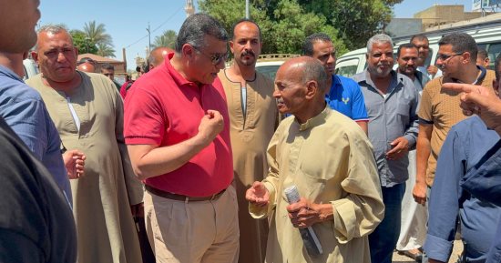 محافظ قنا يجرى جولة تفقدية ويوجه بالاهتمام بالنظافة ومراجعة تراخيص الأكشاك