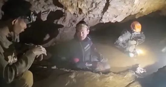 بعد 10 أيام حصار.. أكبر عملية إنقاذ لمحتجزين داخل كهف فى لاوس"فيديو وصور"