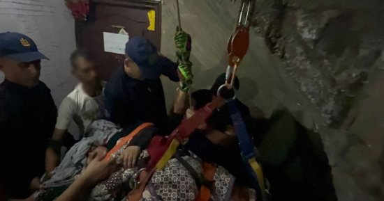 الداخلية تساعد مريضة غير قادرة على الحركة فى نقلها إلى المستشفى