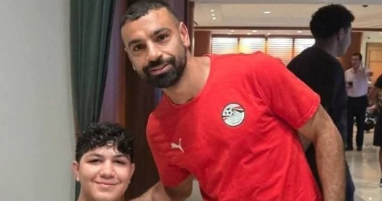 استقبال خاص من التوأم ومحمد صلاح لمشجع فلسطينى فى فندق المنتخب.. صور