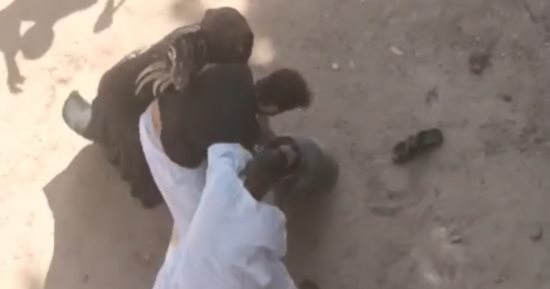 ضبط شاب بعد تداول فيديو اعتدائه على جيرانه باستخدام اسطوانة بوتاجاز بقنا