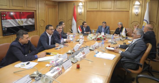 محافظ قنا يناقش مع النواب مطالب المواطنين وأبرز الملفات التنموية.. صور