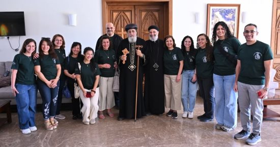 البابا تواضروس يستقبل وفدًا خدميًا من كندا ويشيد بخدماتهم فى كنائس المنيا