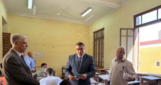 محافظ قنا يحيل 4 ملاحظين ومراقب للتحقيق بسبب محمول وكتاب عربي